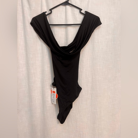 Solid Off-Shoulder Black Bodysuit - Picture 4 of 4